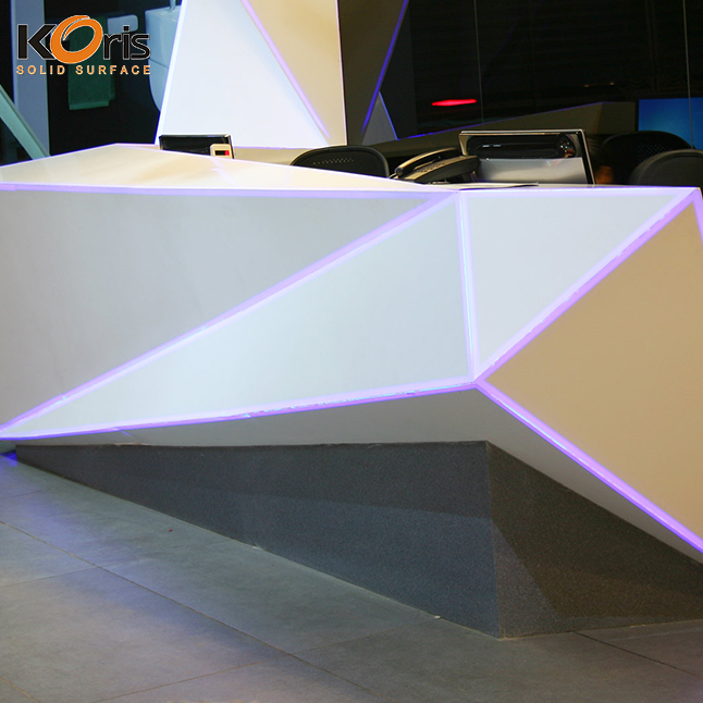 سطح صلب معدّل باللون الأبيض الجليدي