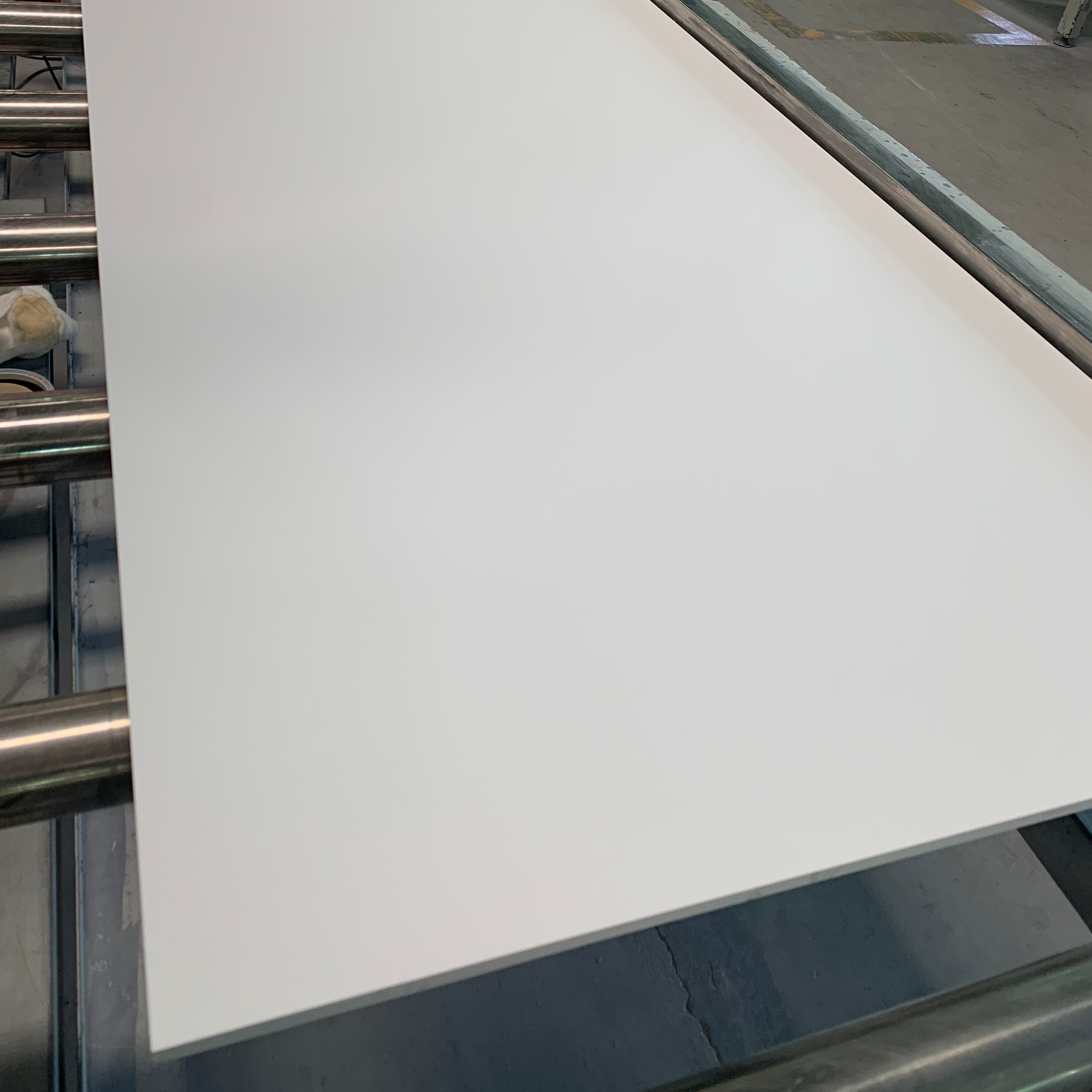 لوح الرخام ذو السطح الصلب Koris لوح كبير من الأكريليك ذو السطح الصلب لأعلى سطح الطاولة