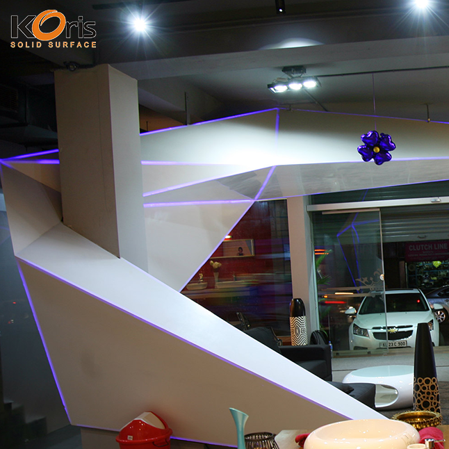 سطح صلب معدّل باللون الأبيض الجليدي